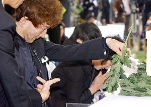 Salah satu korban pencemaran merkuri Teluk Tokyo yang datang ke acara peringatan 50 tahun worst-health-disaster dalam sejarah Jepang (foodsafety.com)
